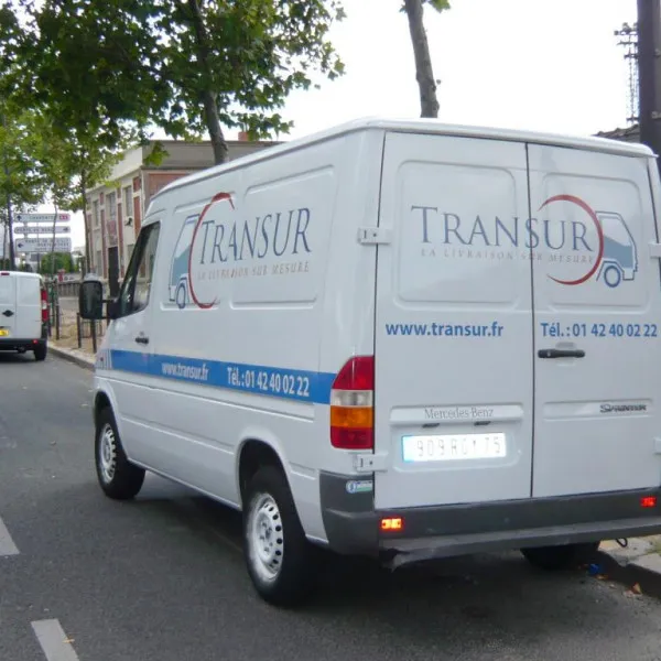 Lettrages sur une flotte de véhicules utilitaires ; création, réalisation et pose- PARIS 12