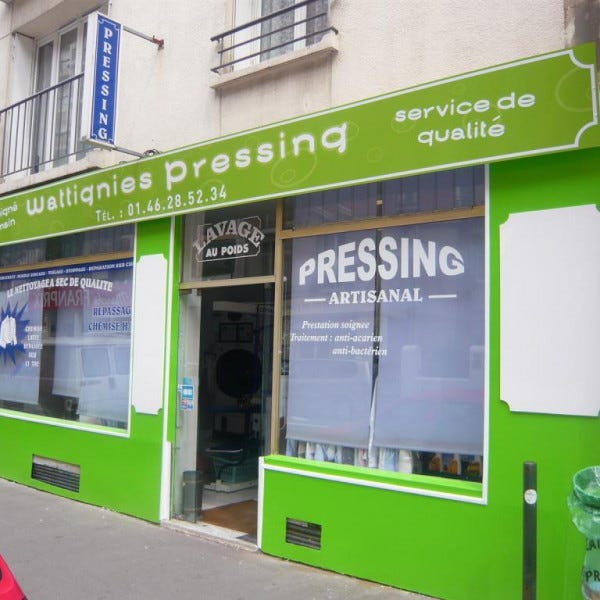 Panneaux d'aluminum composite + contrecollage de vinyles teintés masse sur bandeau supérieur ; lettrages sur vitrines ; réalisation et pose