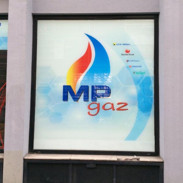 Personnalisez vos vitrines efficacement nos graphistes ont des idées! Une réalisation Signarama Paris 18