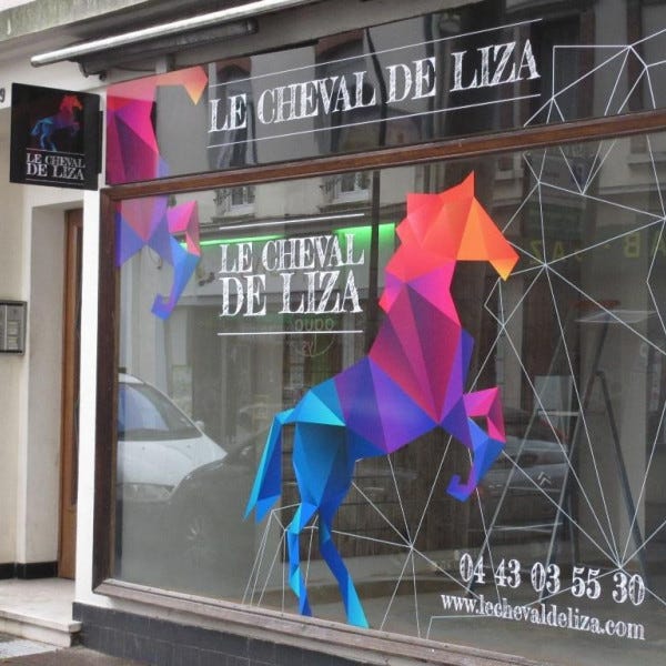 Décoration et marquage vitrine en impression nuémrique sur adhésif découpé à la forme.