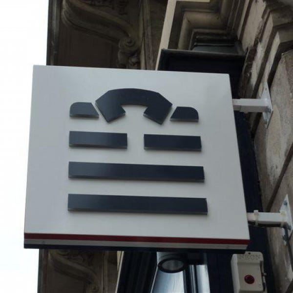 Drapeau lumineux LED avec faces découpées et logos en relief
