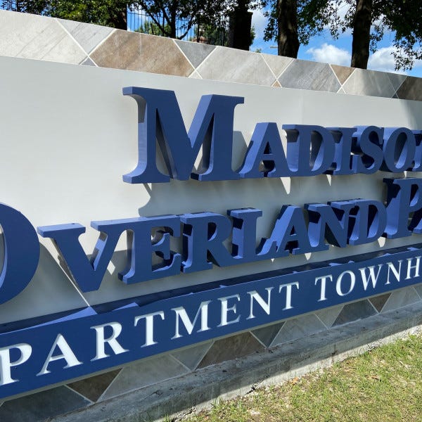 Monument sign illuminated letters