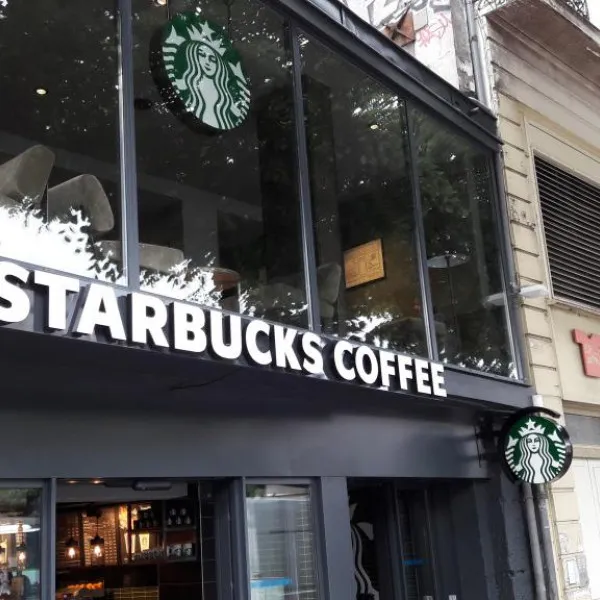 Enseigne en lettres boitiers pour Starbucks Coffee Nantes réalisée par SIGNARAMA NANTES. - Bouffay - NANTES