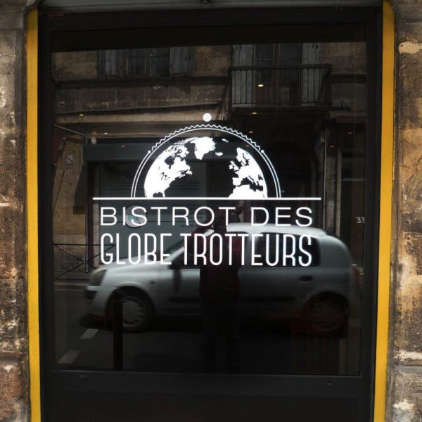 Logo en vinyle sur vitrine Fabrication et pose par Signarama Bordeaux Sud 05 24 62 03 68