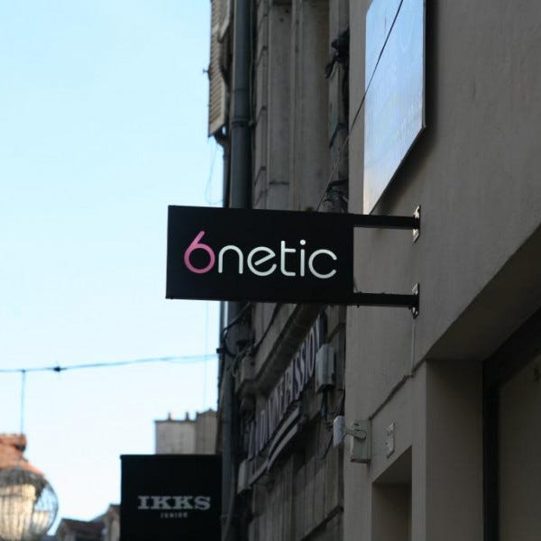 Enseigne drapeau type caisson avec texte évidé et éclairé par led - Dijon- Rue Piron- DIJON