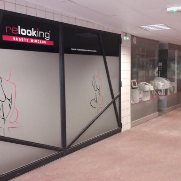 adhésifs sur vitrine microperforé et impression numérique découpé à la forme- Centre Ville