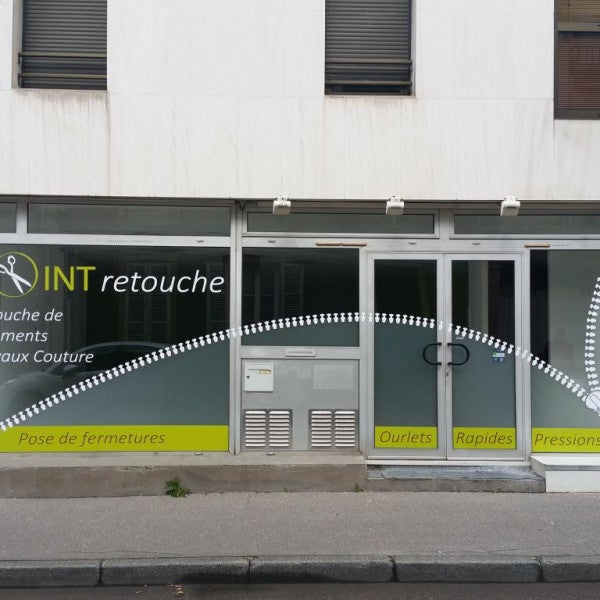 POINT RETOUCHE DIJON- Vitrine décorée avec de l'adhésif à effet verre dépoli et découpé à la forme- Rue Berlier- DIJON