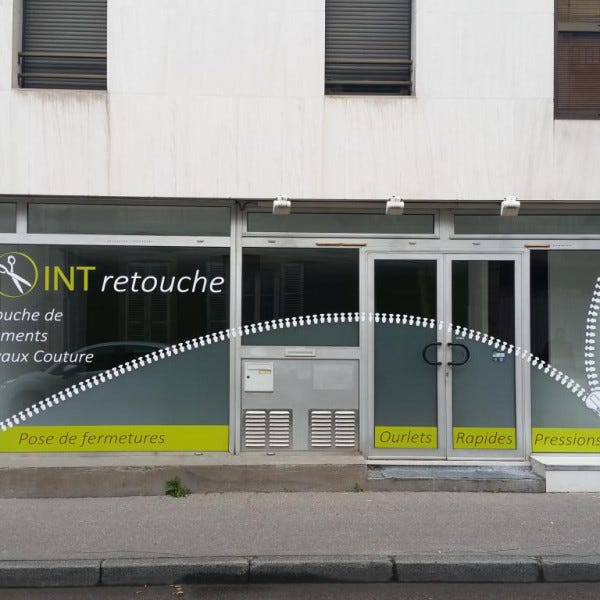 POINT RETOUCHE DIJON- Vitrine décorée avec de l'adhésif à effet verre dépoli et découpé à la forme- Rue Berlier- DIJON