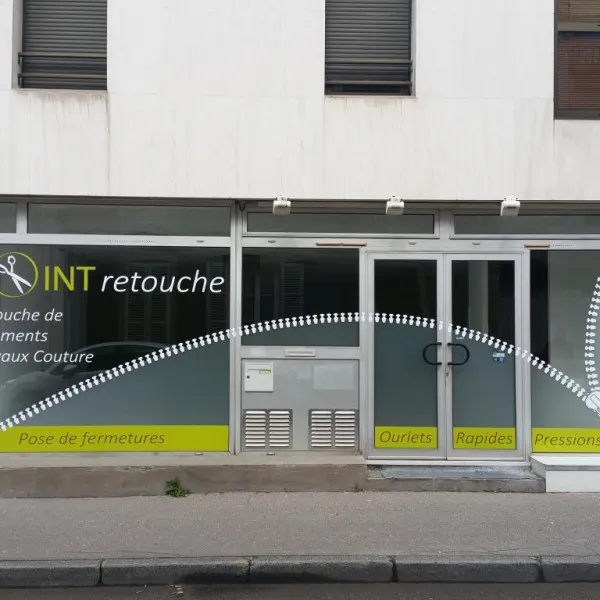 POINT RETOUCHE DIJON- Vitrine décorée avec de l'adhésif à effet verre dépoli et découpé à la forme- Rue Berlier- DIJON