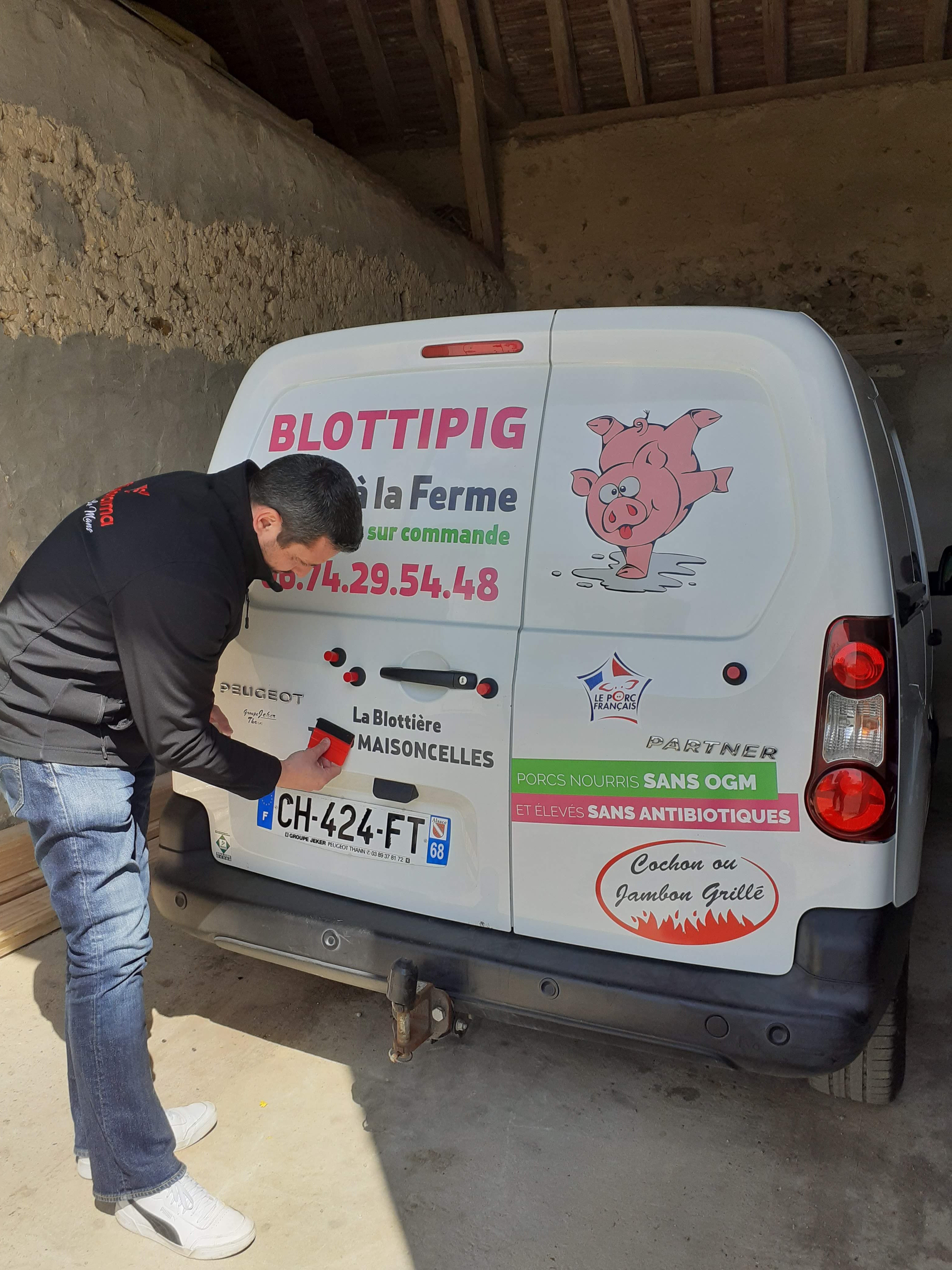 Covering des véhicules et Fabrication de panneaux pour la ferme Blottipig - Signarama Le Mans