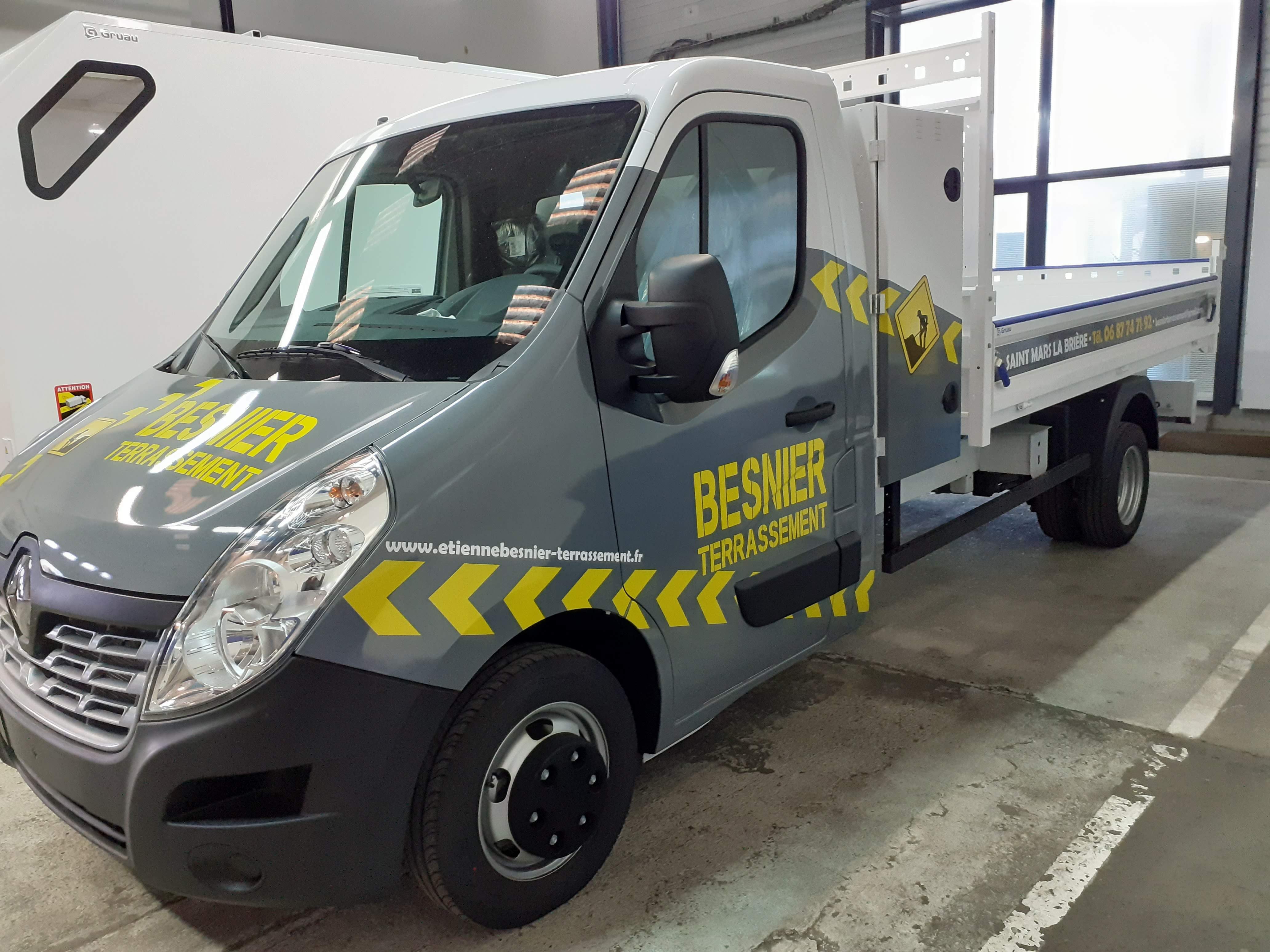 Semi Covering sur un Utilitaire Benne par Signarama Le Mans