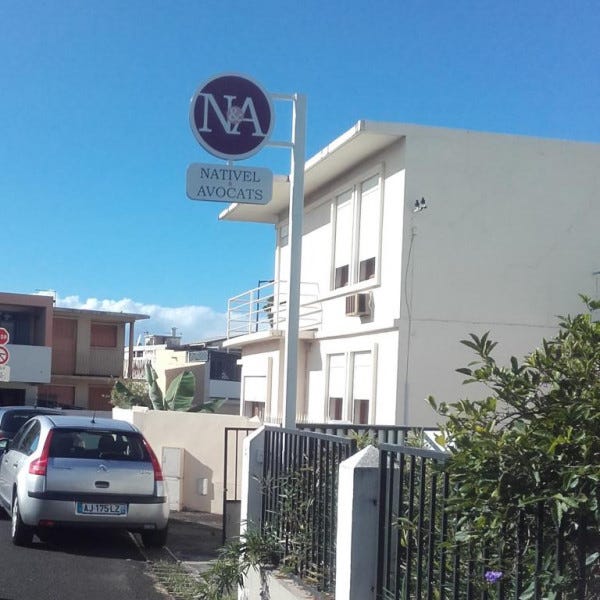 Enseigne Drapeau , réalisation et pose par Signarama La Réunion- ST DENIS