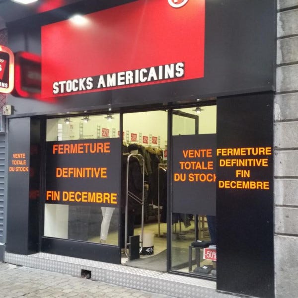 Adhésif sur vitrine à l'occasion de la fermeture du magasin- GRENOBLE