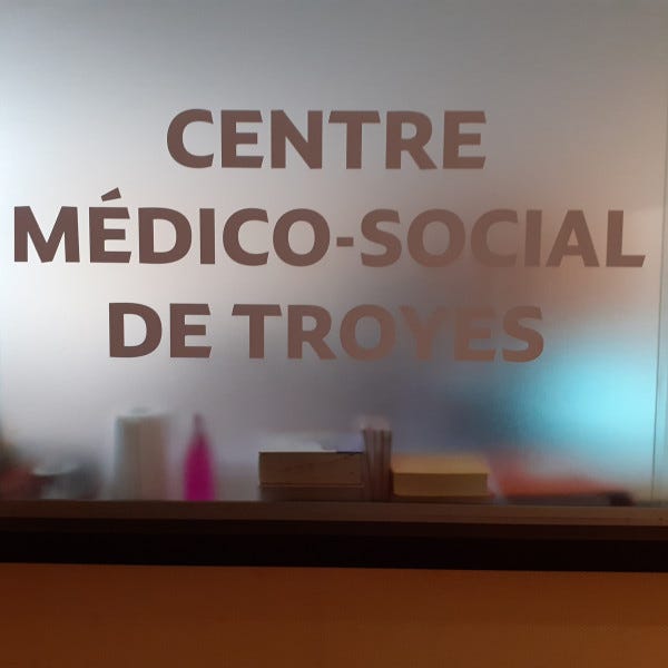 signaletique-interieure-lettrage-adhesif-film-depoli-vitrine-aube-signarama-troyes