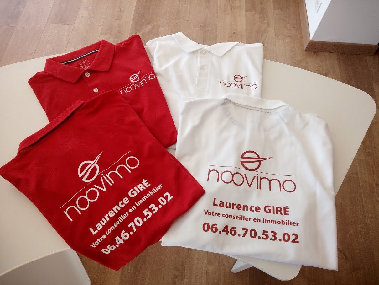Polos Blanc et Rouge avec marquage flex - Conseiller en immobilier Noovimo - Savigné L'évêque - Signarama Le Mans