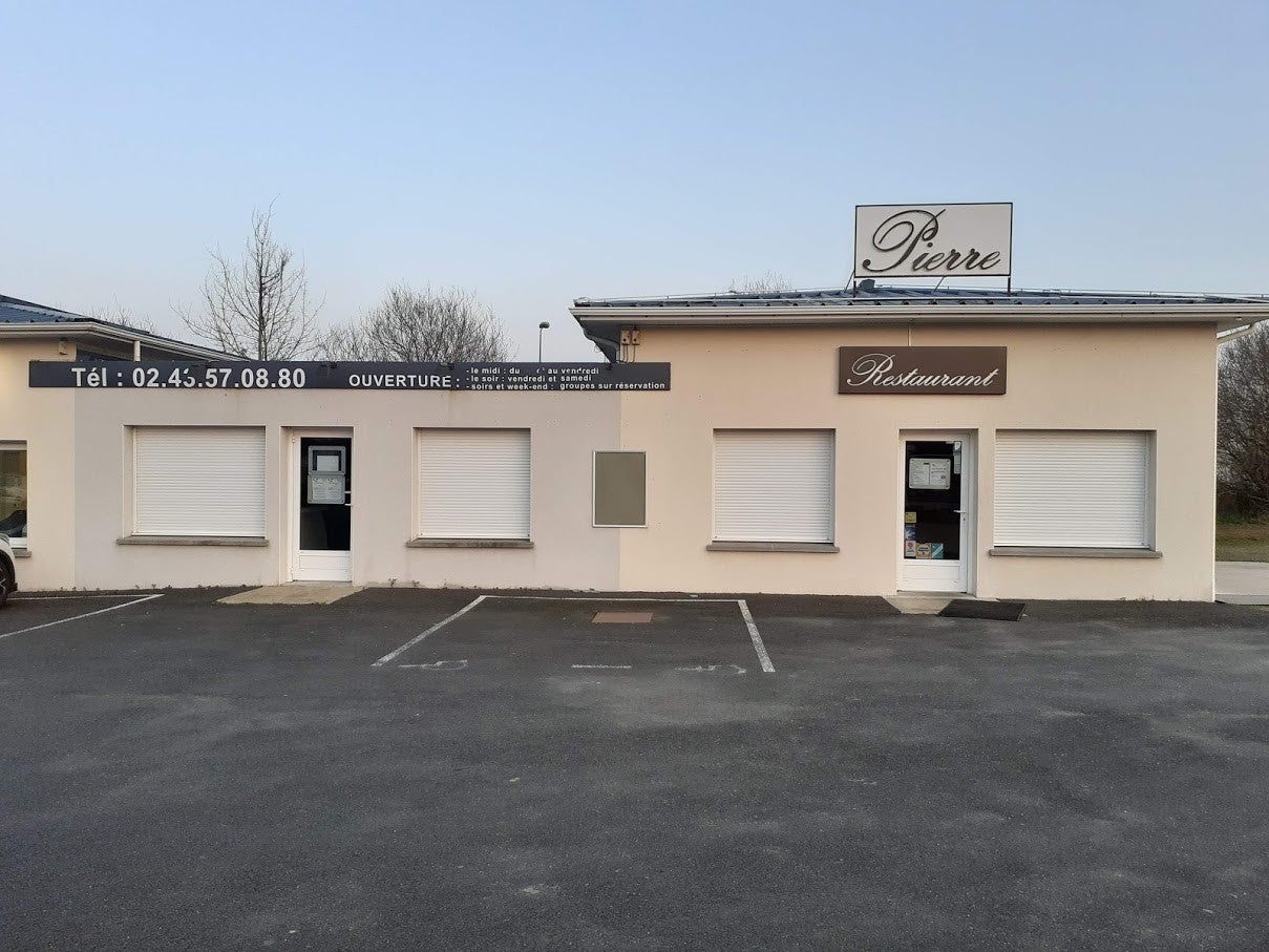 Avant / Après - Enseigne réalisée par Signarama Le Mans - Restaurant Pierre situé à Savigné L'évêque
