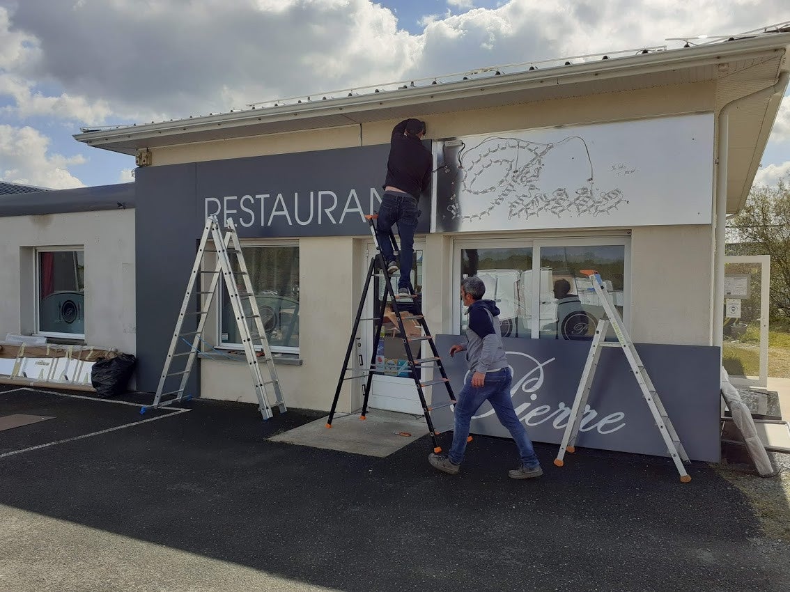 Avant / Après - Enseigne réalisée par Signarama Le Mans - Restaurant Pierre situé à Savigné L'évêque