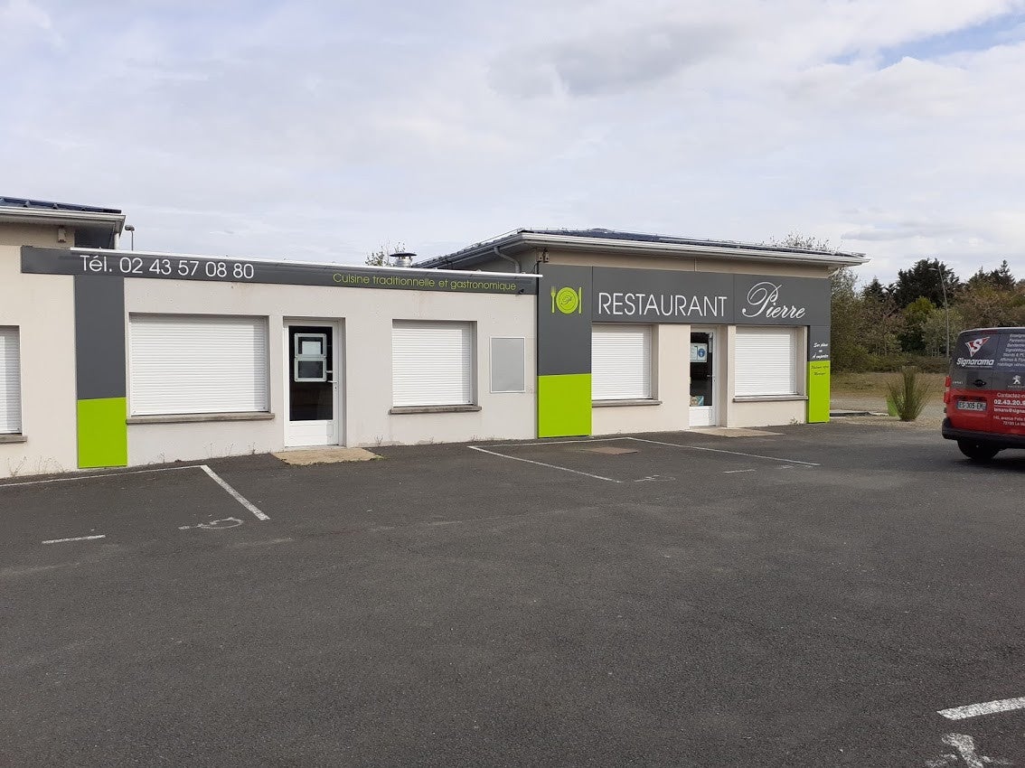 Avant / Après - Enseigne réalisée par Signarama Le Mans - Restaurant Pierre situé à Savigné L'évêque