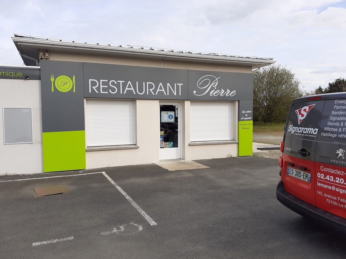 Avant / Après - Enseigne réalisée par Signarama Le Mans - Restaurant Pierre situé à Savigné L'évêque