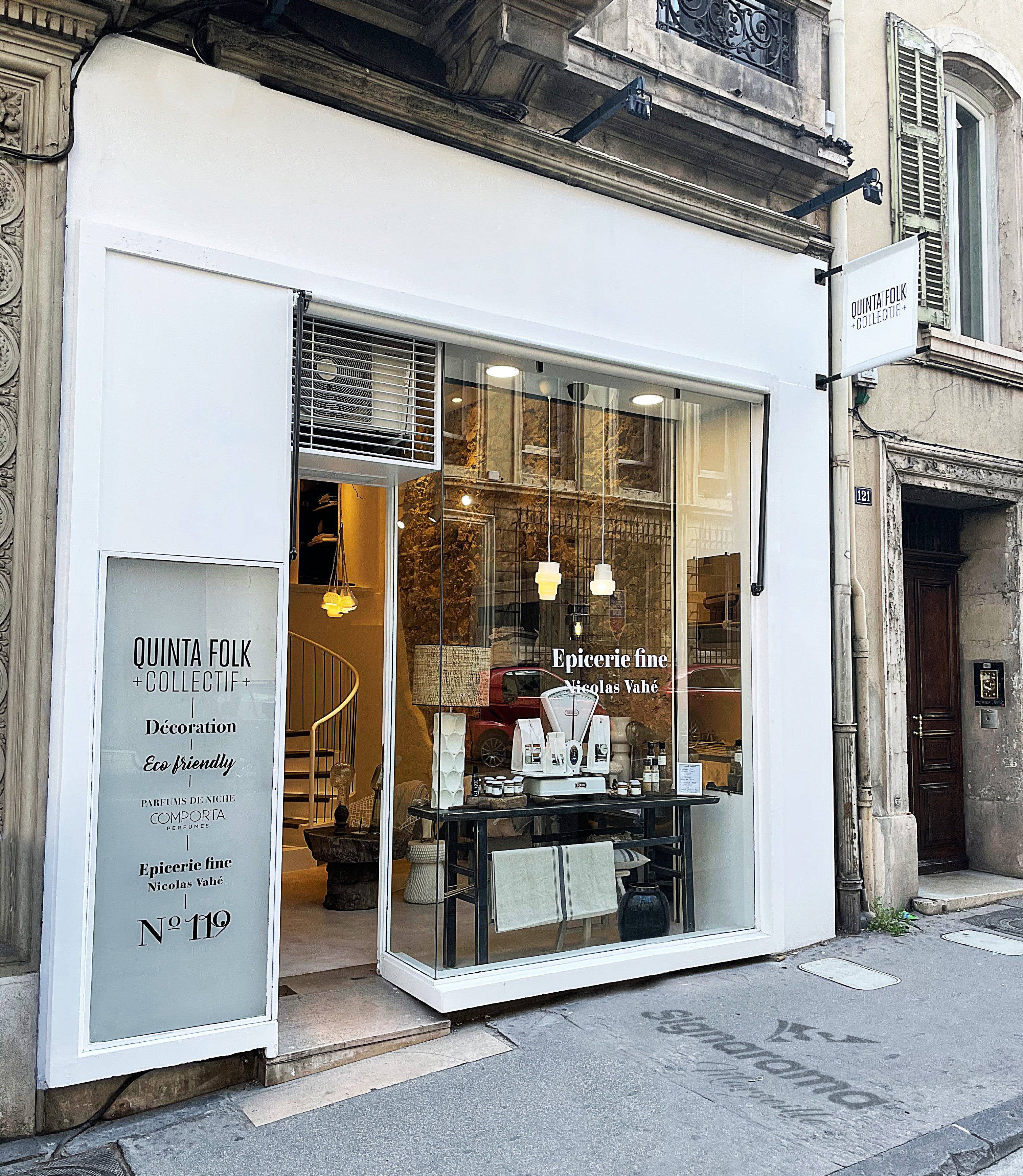 QUINTA&CO_MARSEILLE_ENSEIGNE DRAPEAU_ADHESIFS VITRINE