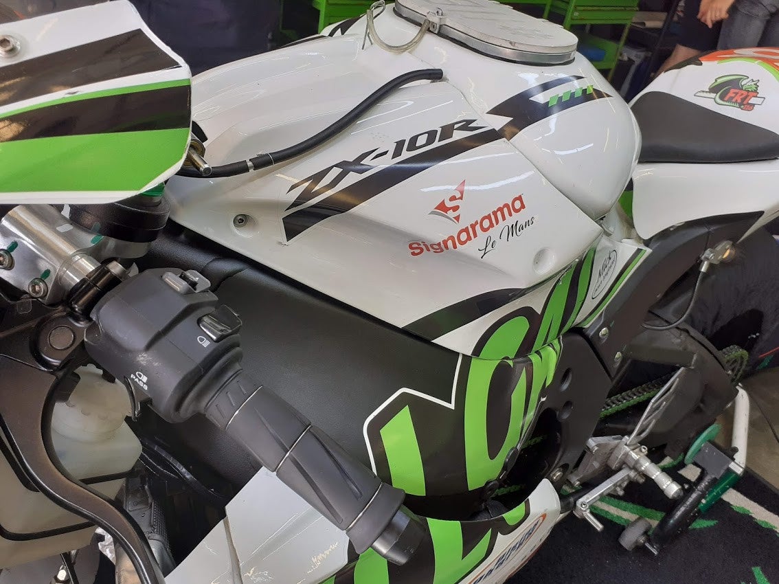 Réalisation et Pose d'adhésifs sur la moto et déco dans le stand du mythique Circuit des 24H motos par Signarama Le Mans.