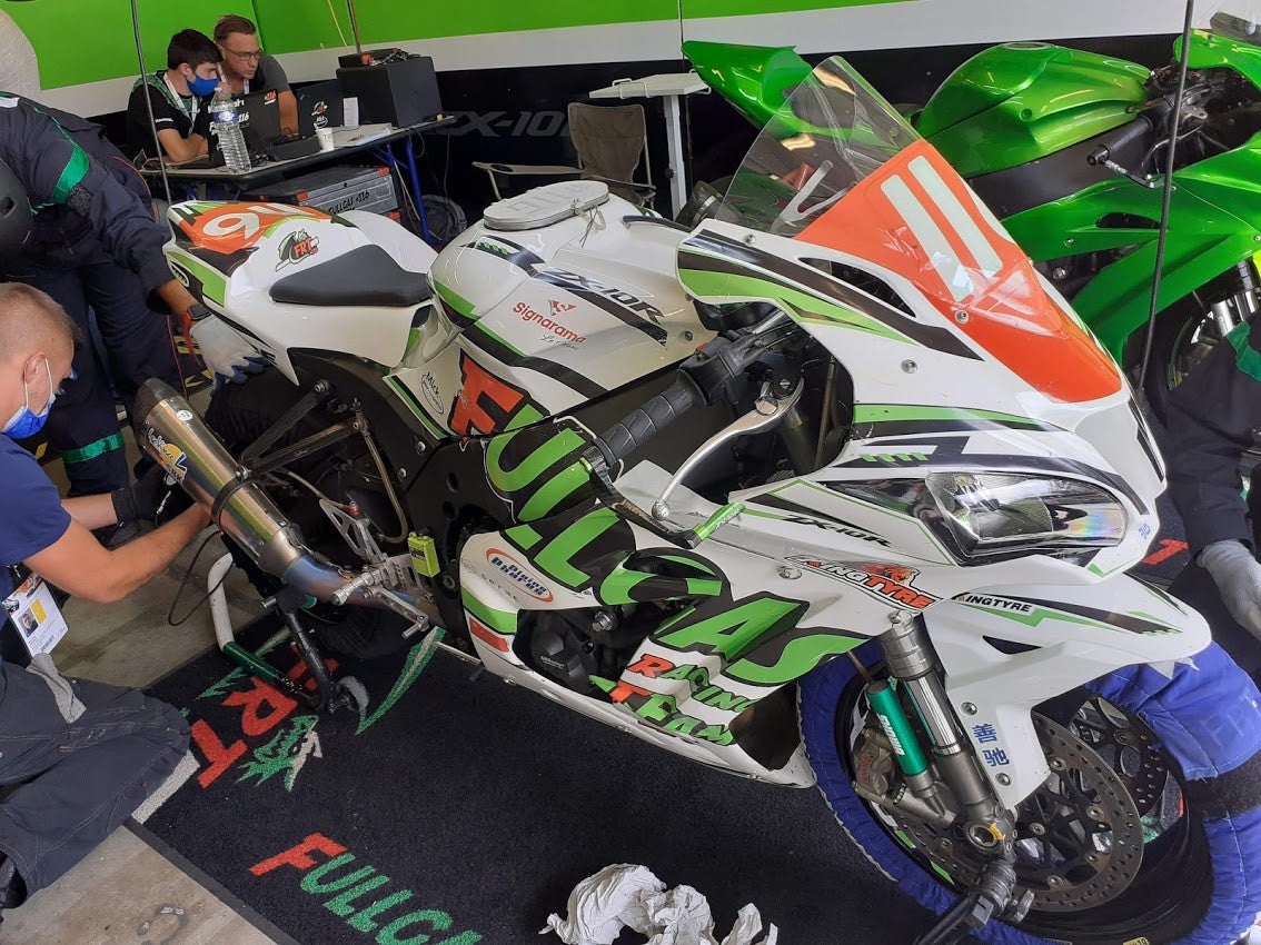Réalisation et Pose d'adhésifs sur la moto et déco dans le stand du mythique Circuit des 24H motos par Signarama Le Mans.