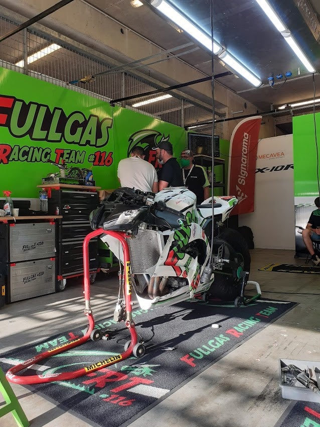 Réalisation et Pose d'adhésifs sur la moto et déco dans le stand du mythique Circuit des 24H motos par Signarama Le Mans.