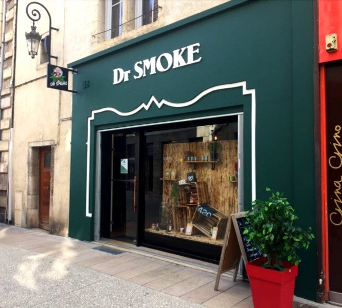 Enseigne lettres découpées en relief