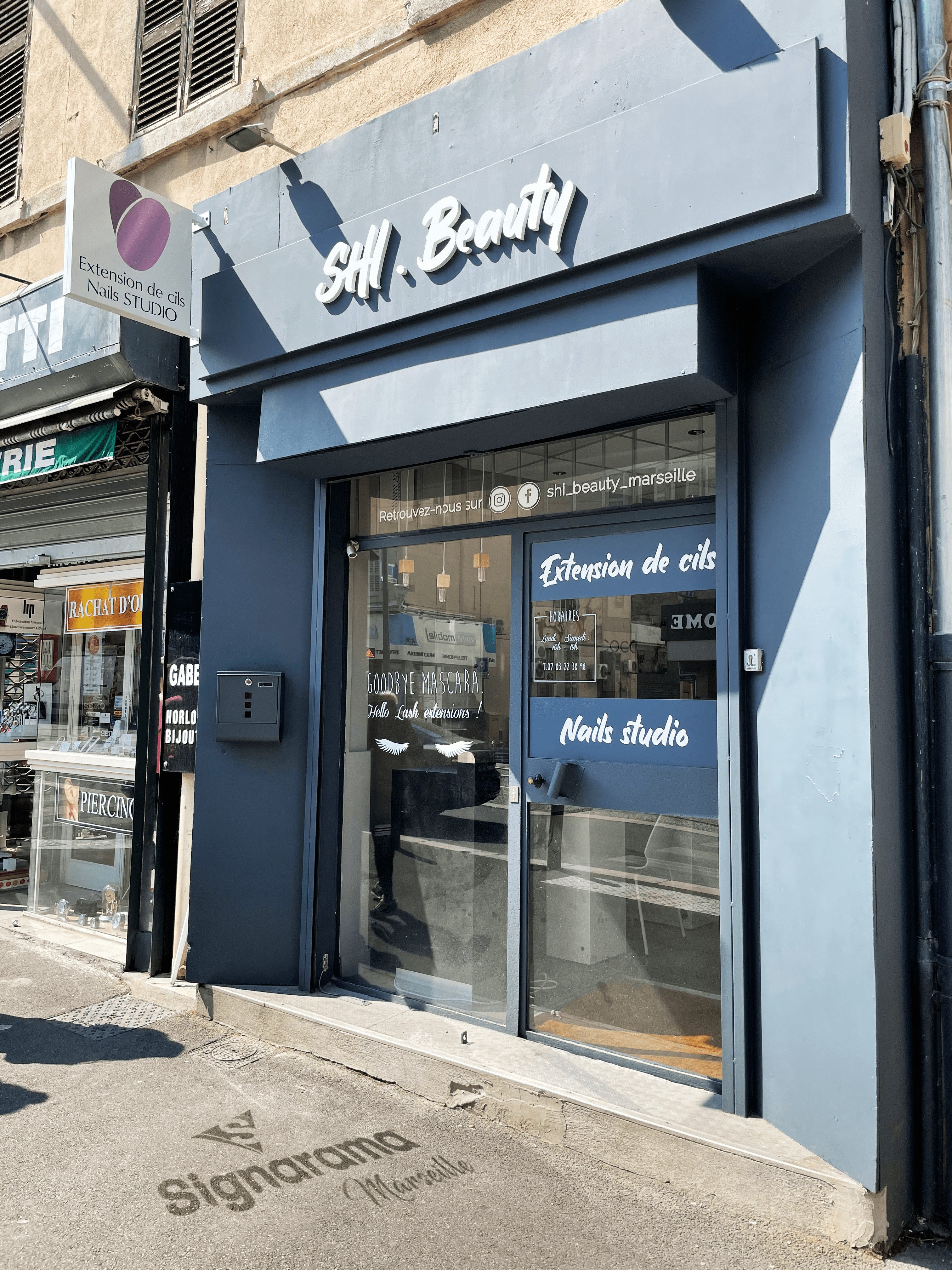 SHI BEAUTY_MARSEILLE_ENSEIGNE LETTRES DECOUPEES_ENSEIGNE DRAPEAU_ADHESIFS VITIRINE