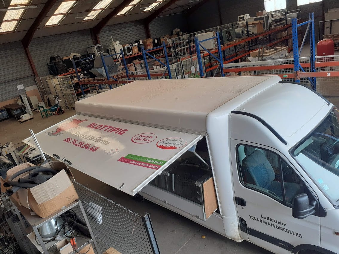 Habillage d'un camion frigorifique pour la ferme Blottipig, réalisé par Signarama Le Mans.