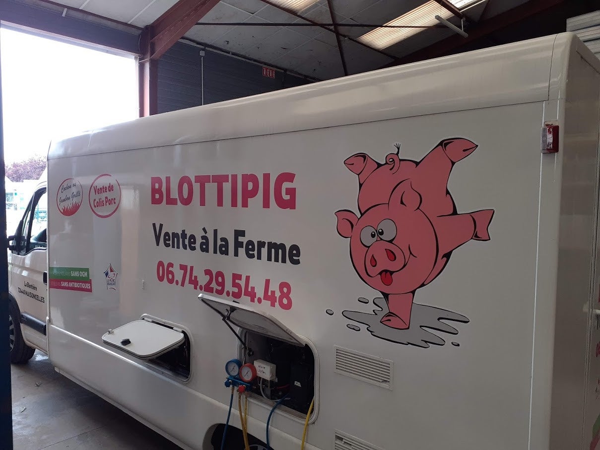 Habillage d'un camion frigorifique pour la ferme Blottipig, réalisé par Signarama Le Mans.
