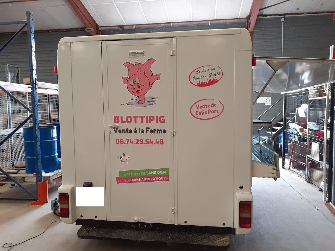 Habillage d'un camion frigorifique pour la ferme Blottipig, réalisé par Signarama Le Mans.