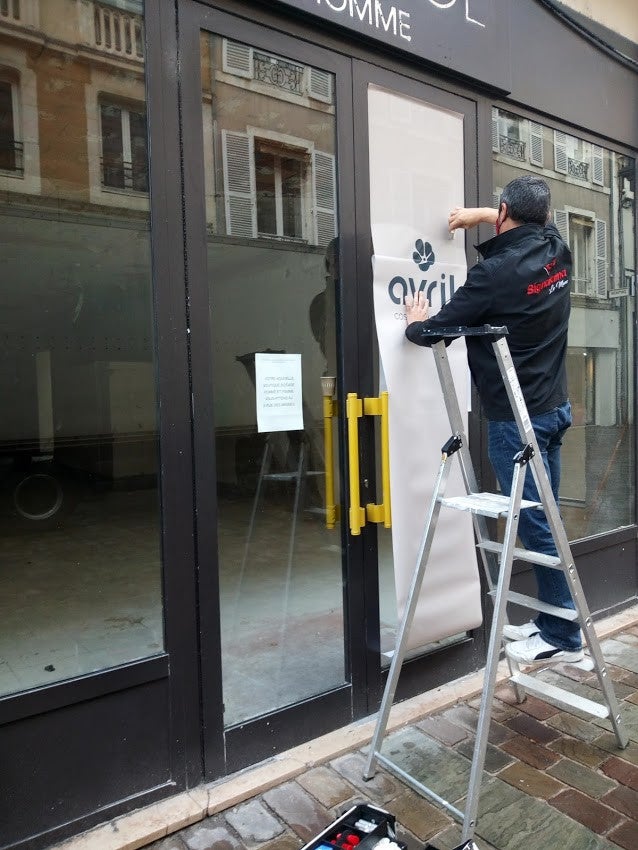Habillage temporaire en microperforé d'un futur magasin de cosmétique Bio "Avril". Réalisé par Signarama Le Mans.