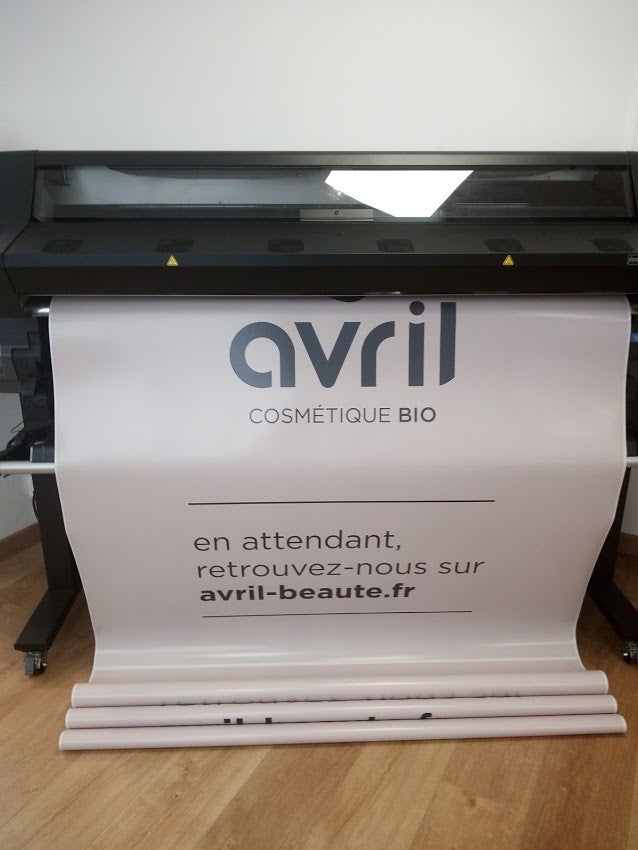 Habillage temporaire en microperforé d'un futur magasin de cosmétique Bio "Avril". Réalisé par Signarama Le Mans.