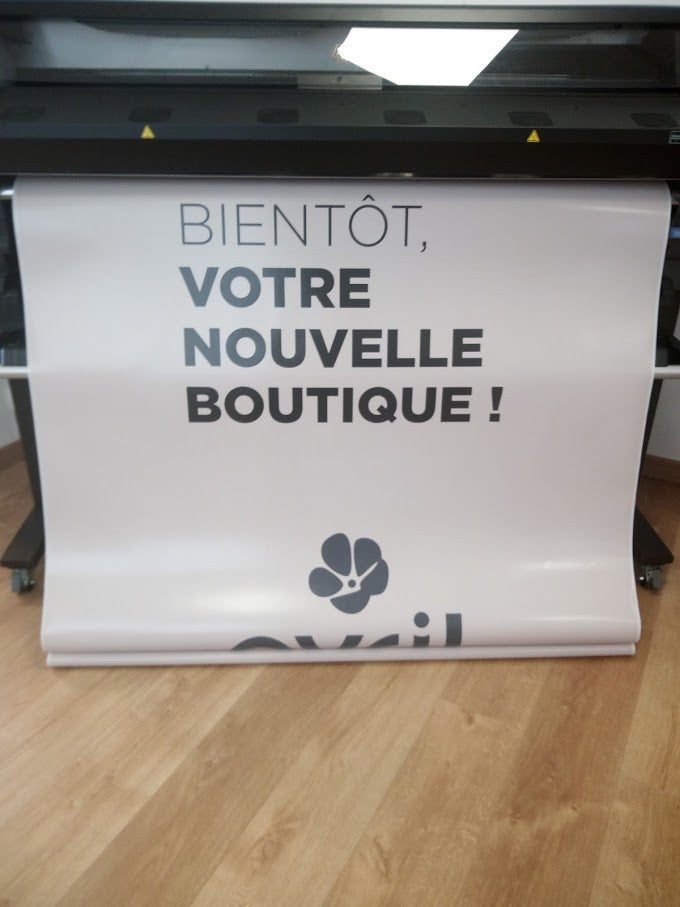 Habillage temporaire en microperforé d'un futur magasin de cosmétique Bio "Avril". Réalisé par Signarama Le Mans.
