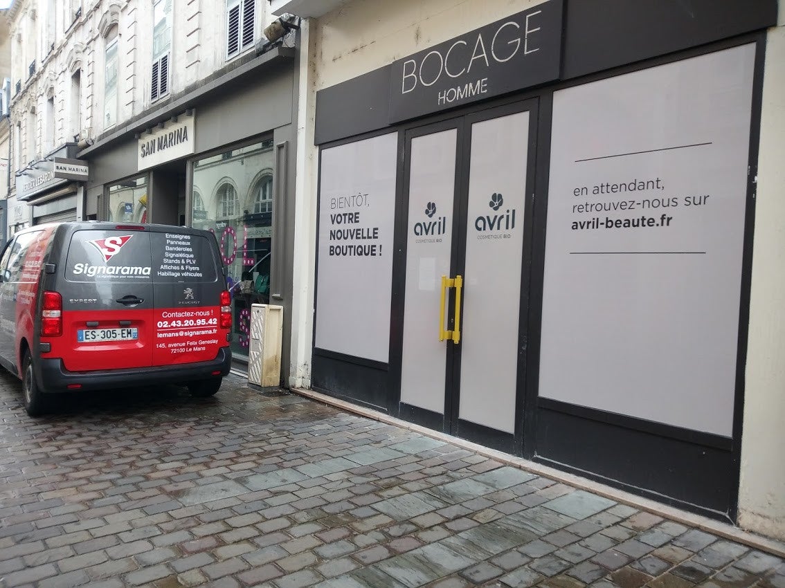 Habillage temporaire en microperforé d'un futur magasin de cosmétique Bio "Avril". Réalisé par Signarama Le Mans.