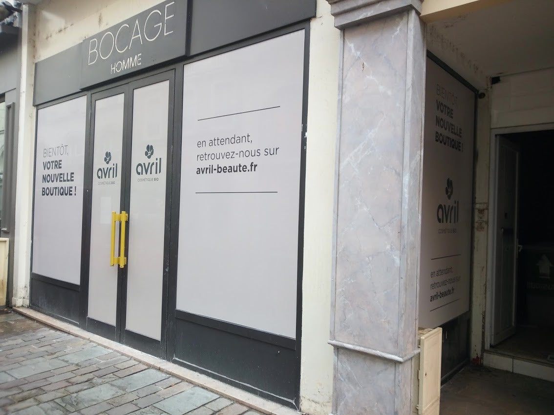 Habillage temporaire en microperforé d'un futur magasin de cosmétique Bio "Avril". Réalisé par Signarama Le Mans.