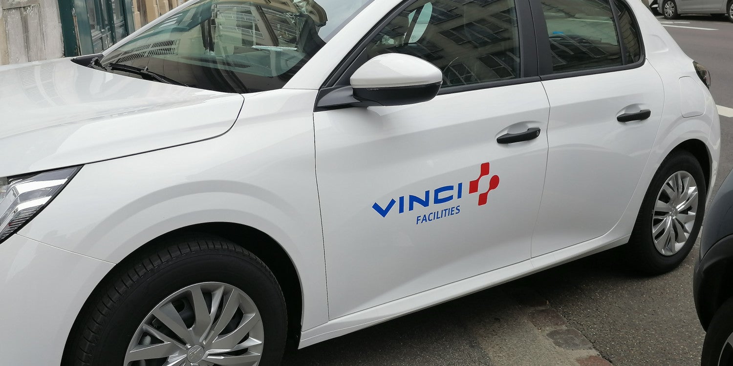 Logo pour véhicule : une visibilité optimale pour votre entreprise en mouvement