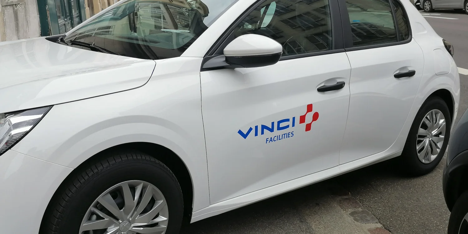 Logo pour véhicule : une visibilité optimale pour votre entreprise en mouvement