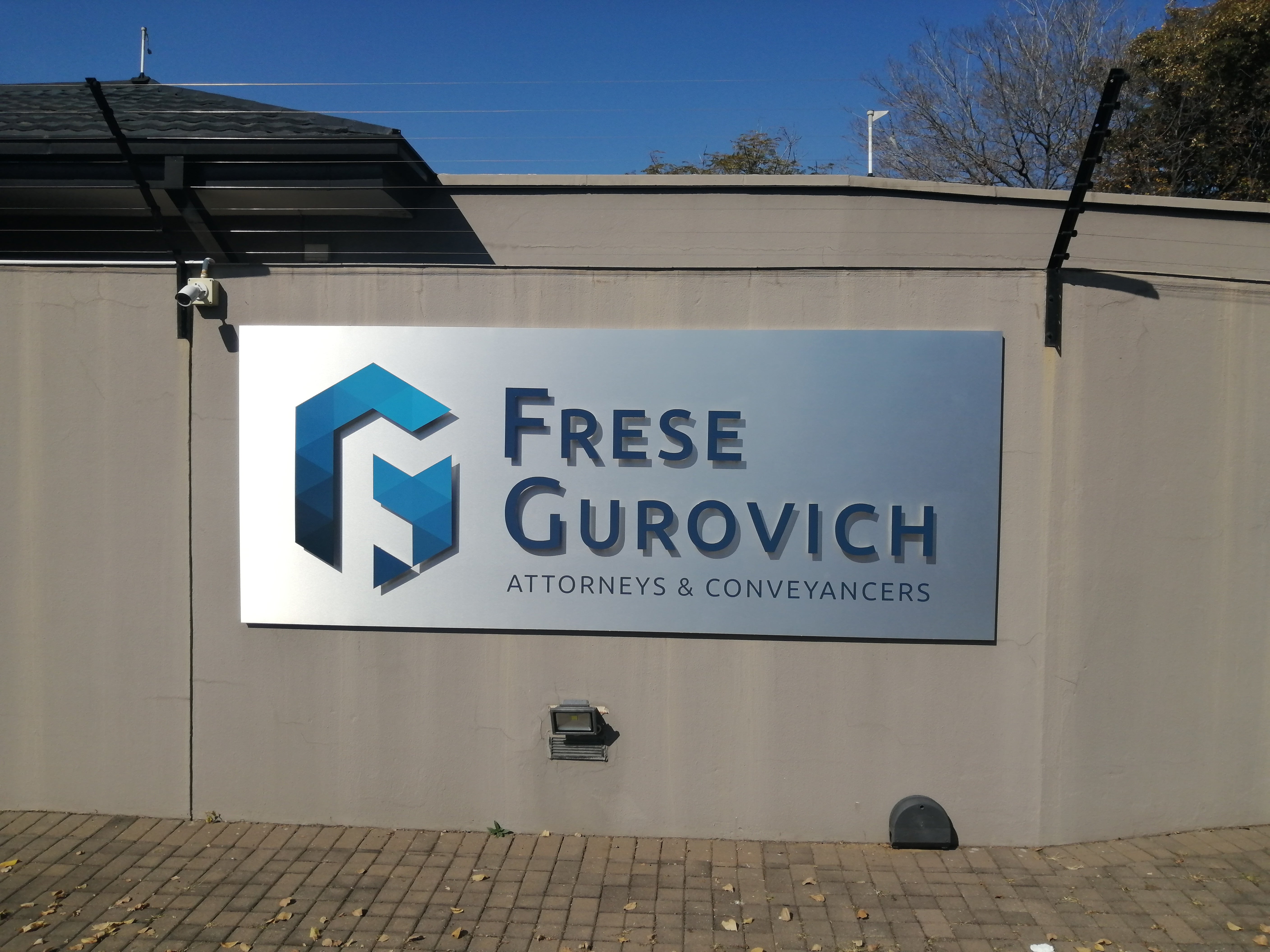 Aluminium letters on pins with aluminium background