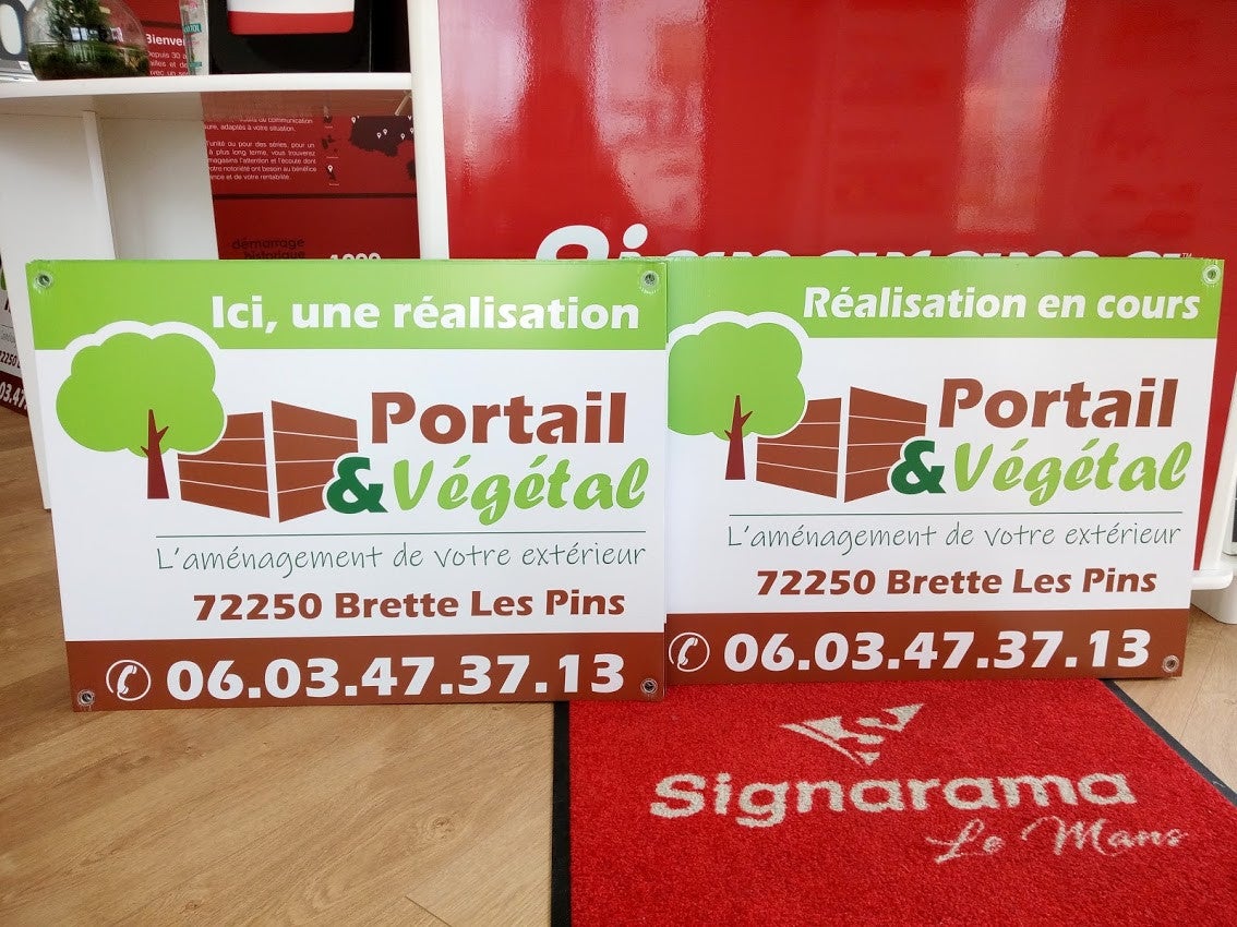 Impression, fabrication de panneaux de chantier et Cartes de Visite pour le paysagiste Portail & Végétal installé sur Brette Les Pins. Réalisation par Signarama Le Mans.