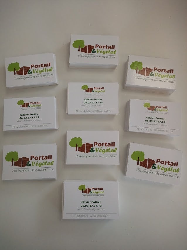 Impression, fabrication de panneaux de chantier et Cartes de Visite pour le paysagiste Portail & Végétal installé sur Brette Les Pins. Réalisation par Signarama Le Mans.