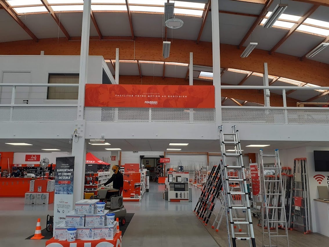 Nouvelle Signalétique intérieure et Vitrophanie sur vitrines chez Foussier Le Mans par Signarama Le Mans.