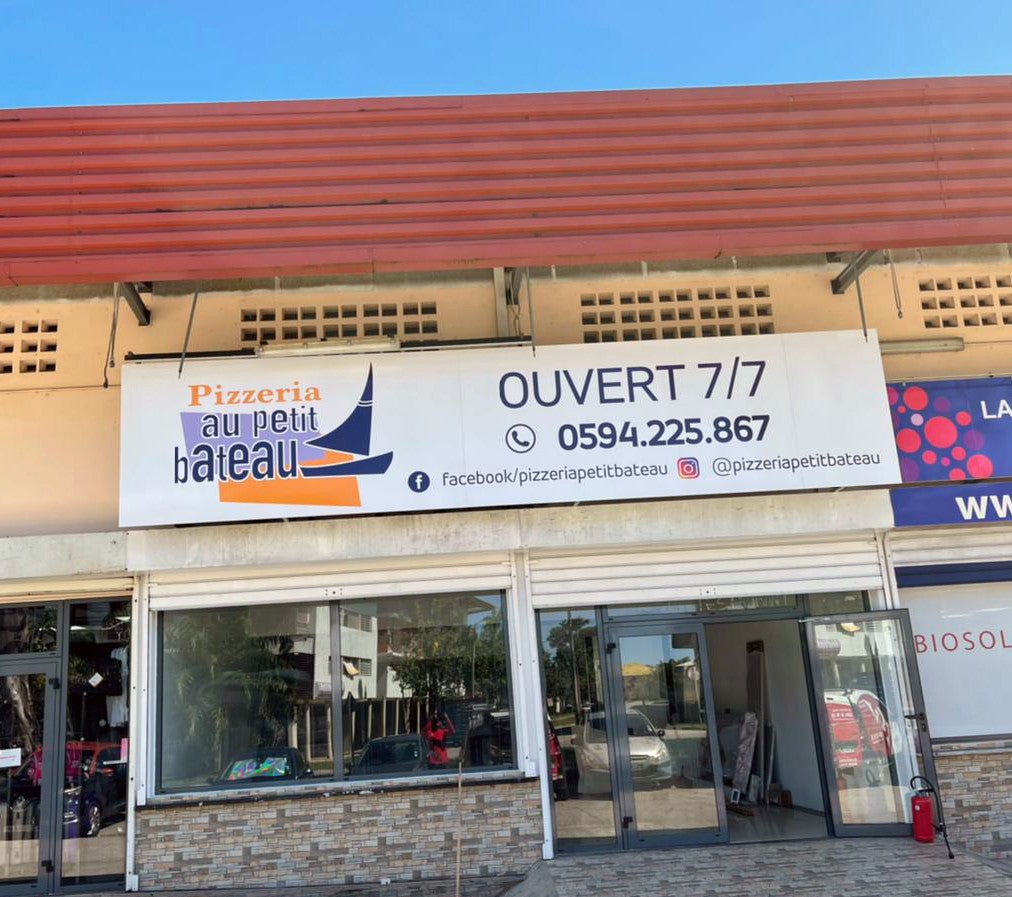 ENSEIGNE PIZZERIA PETIT BATEAU KOUROU