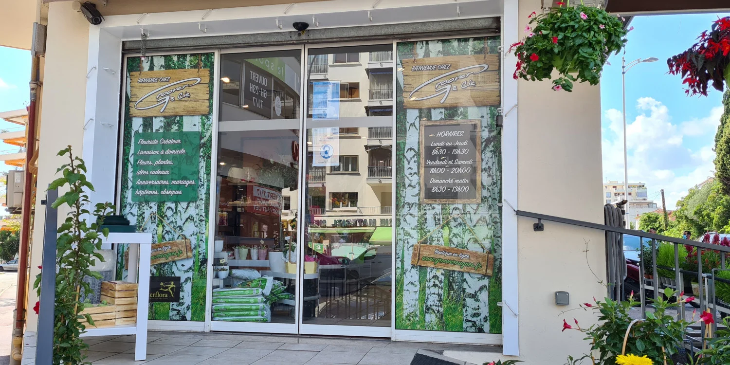 vitrine-adhesif-micro-perfore-signarama-saint-laurent-du-var