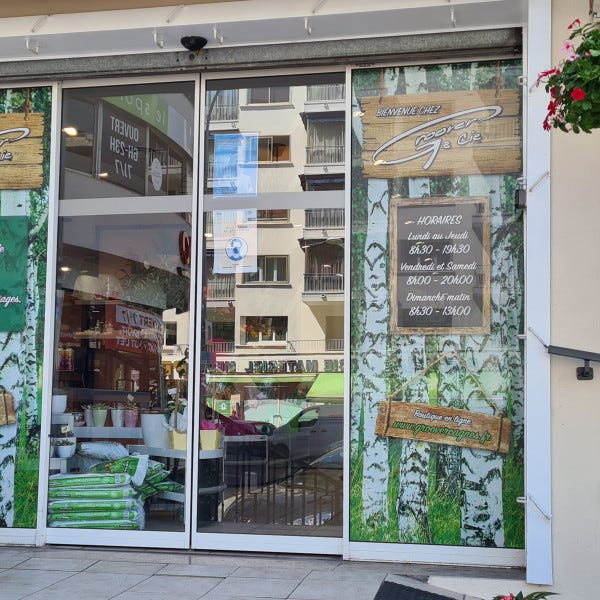 vitrine-adhesif-micro-perfore-signarama-saint-laurent-du-var