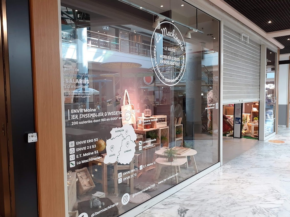 Habillage d'une vitrine éphémère pour La Machinerie situé à Allonnes par Signarama Le Mans
