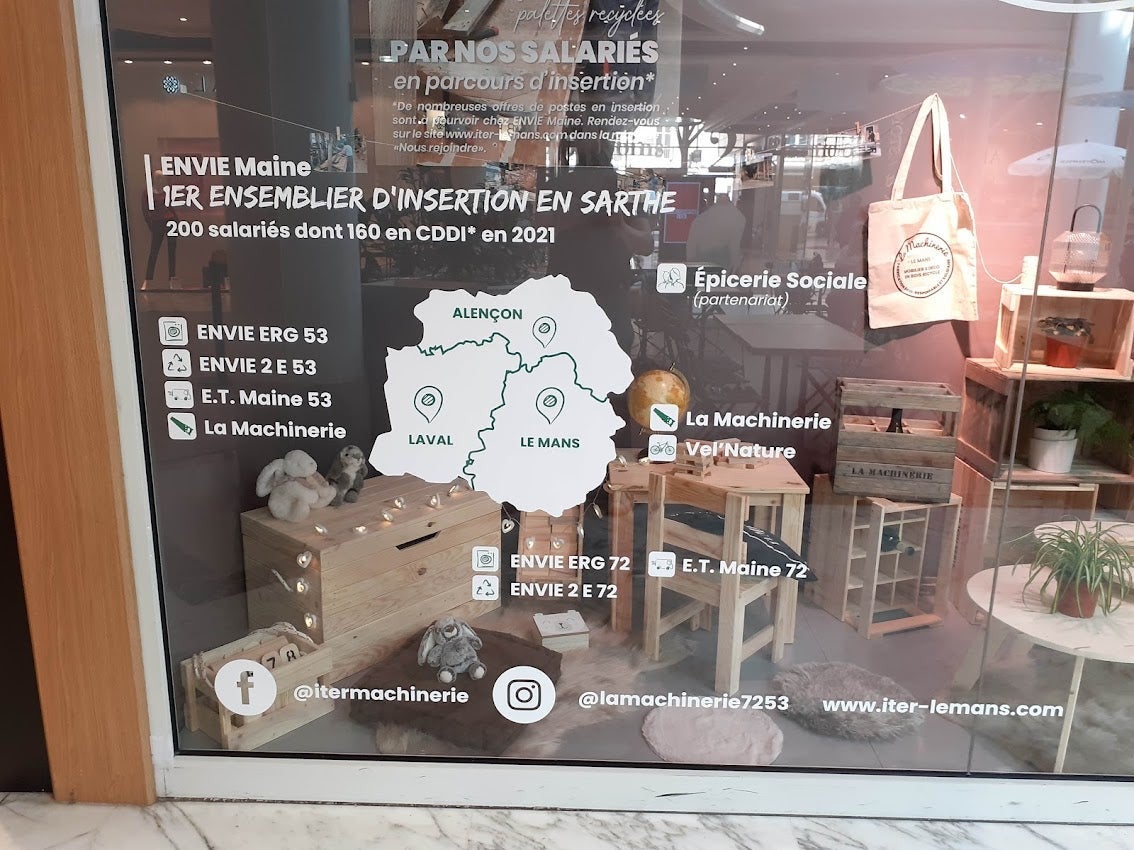 Habillage d'une vitrine éphémère pour La Machinerie situé à Allonnes par Signarama Le Mans