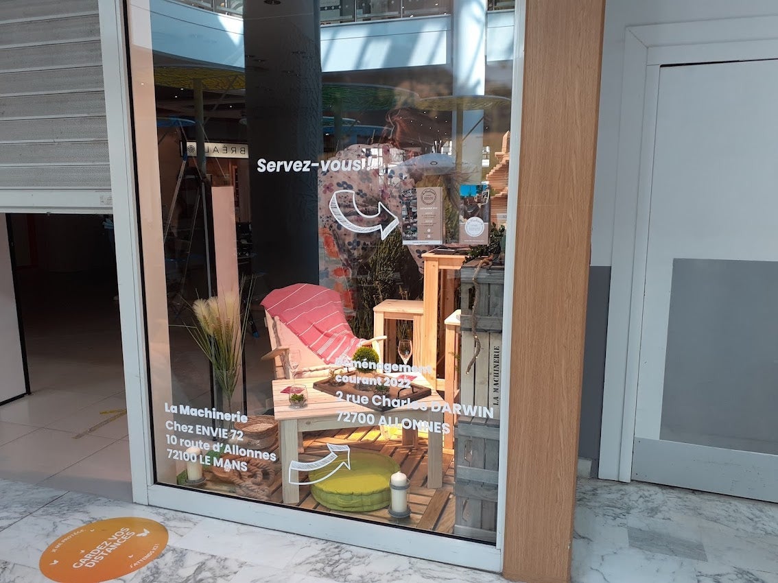 Habillage d'une vitrine éphémère pour La Machinerie situé à Allonnes par Signarama Le Mans