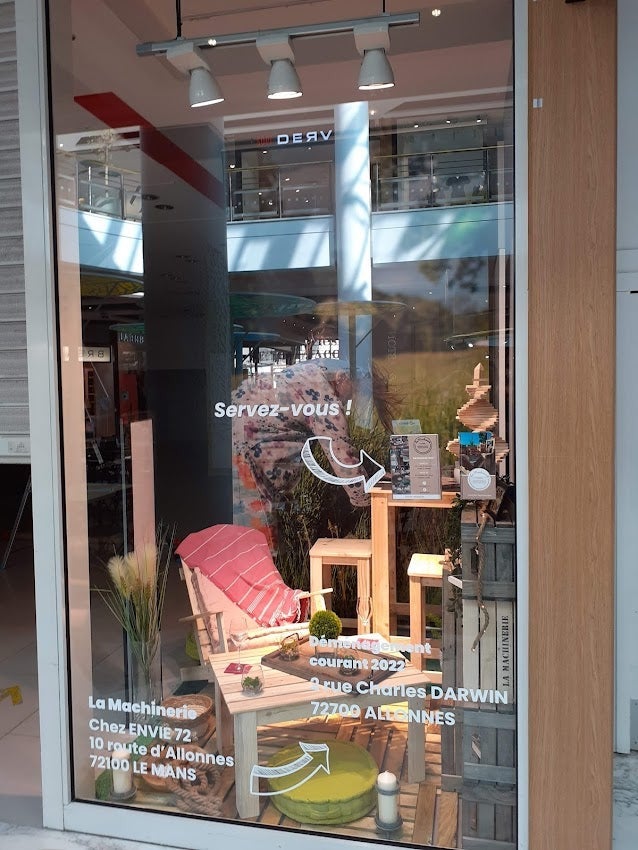 Habillage d'une vitrine éphémère pour La Machinerie situé à Allonnes par Signarama Le Mans